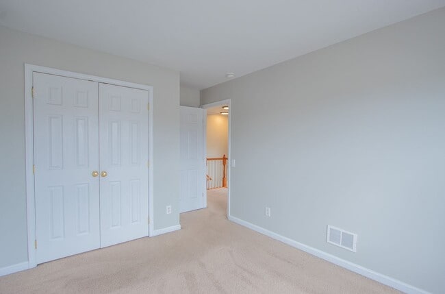 Building Photo - Great Views Overlooking the Golf Course - Large 3 Bedroom End unit TownHouse