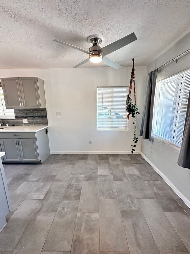 Building Photo - 2120 La Veta Dr