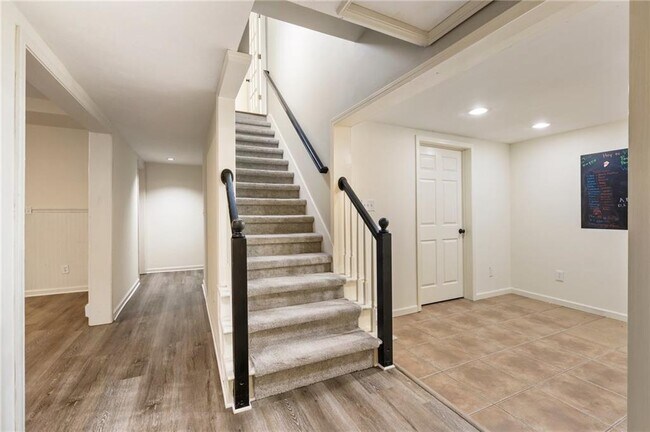 Building Photo - 330 Summerlin Dr