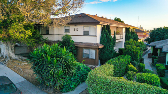 Interior Photo - 917 Centinela Ave