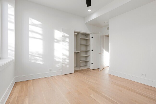 Building Photo - 7729 N Eastlake Terrace