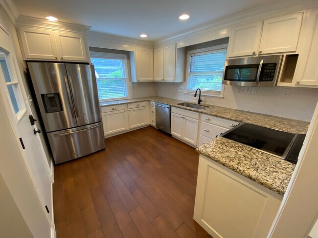Building Photo - Amazing Brick 3 bedroom 2 bathroom rental ...