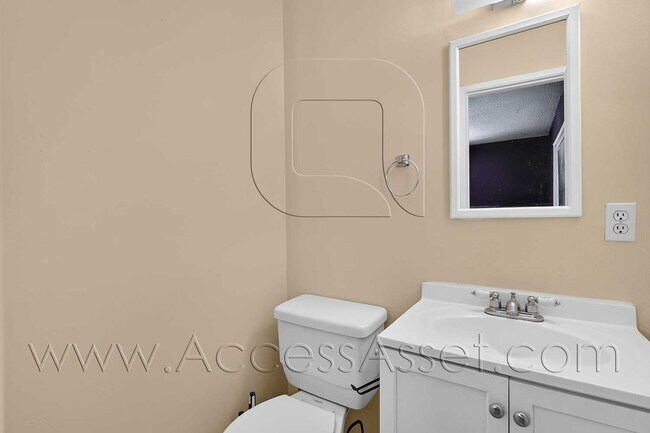 Building Photo - Charming 4 Bedroom Home with Private Yard & Garage Parking