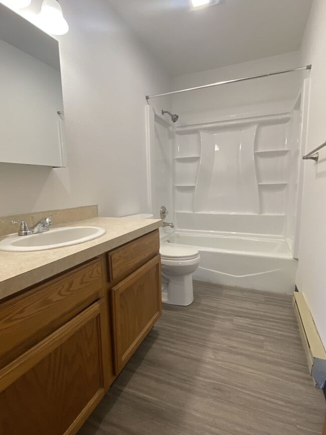 Building Photo - Great 2 bedroom one bath apartment. Close to MSU.