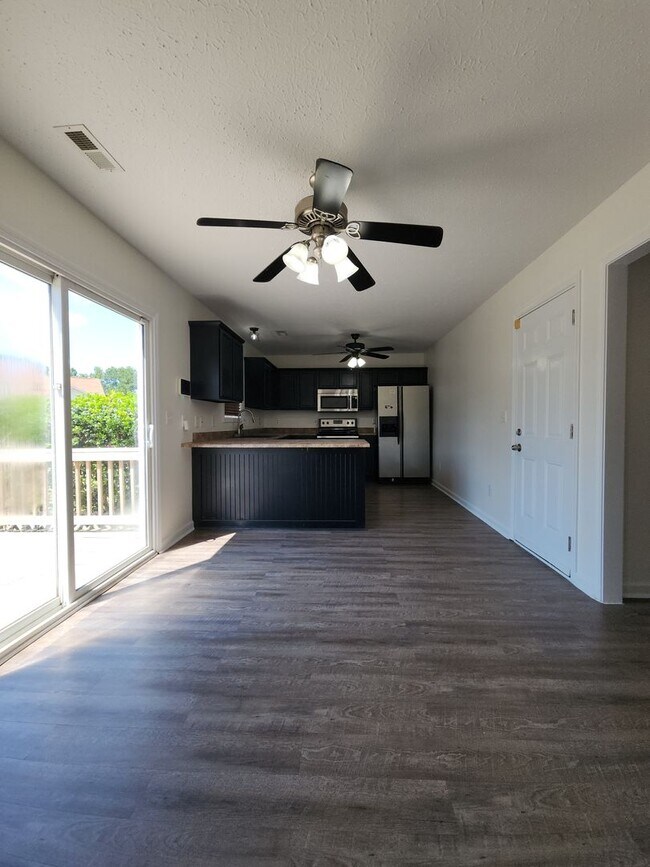 Building Photo - 205 Ashcroft Dr