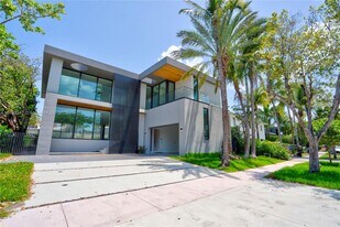 Building Photo - 735 Fernwood Rd