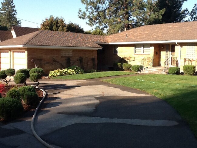 Building Photo - Audubon Area 3 Bedroom 2 Bath Brick Rancher with Spokane River Views
