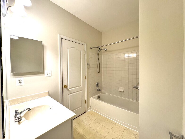 Building Photo - 8010 Pennington Dr