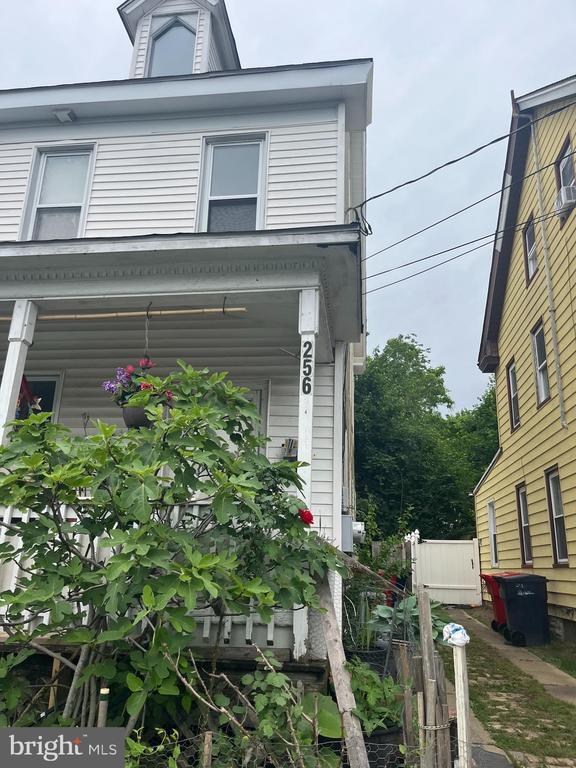 Primary Photo - 256 Walnut St