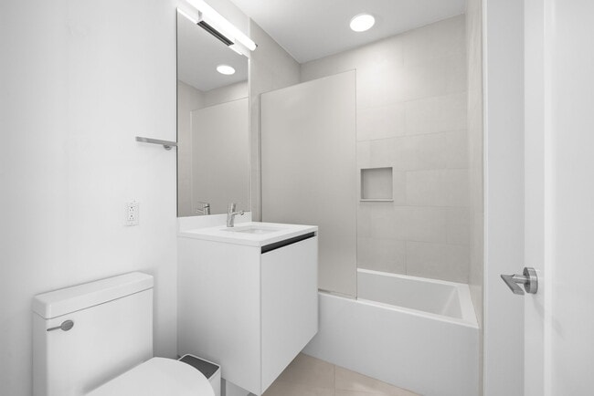 Building Photo - 2900 W Bay to Bay Blvd