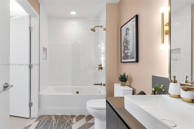 Building Photo - 601 NE 1st Ave