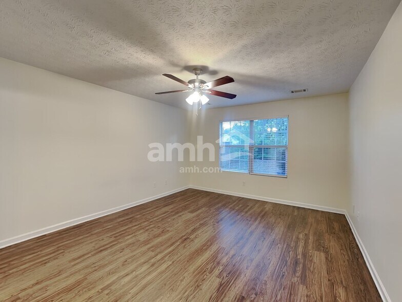 Building Photo - 910 Harbins View Dr