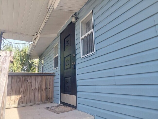 Building Photo - 115 1/2 Lenox St