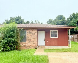 Building Photo - Spacious Triplex - Water Included