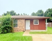 Building Photo - Spacious Triplex - Water Included