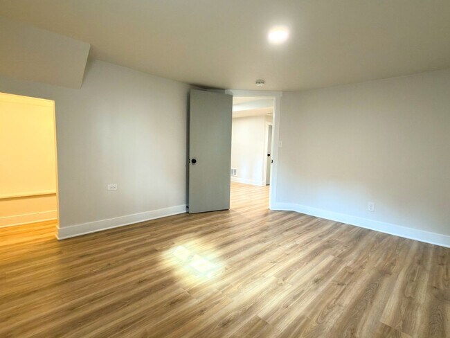 Building Photo - 1021 E Millbert Ave