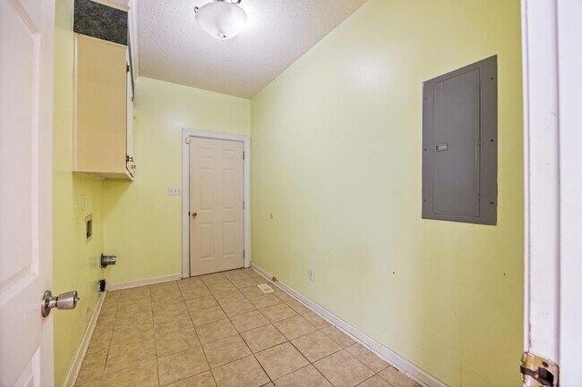 Building Photo - 1114 Rivershyre Dr