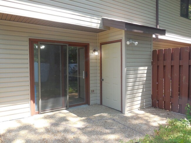 Building Photo - 2 Bedroom 1.5 Bath Townhouse with Fireplac...