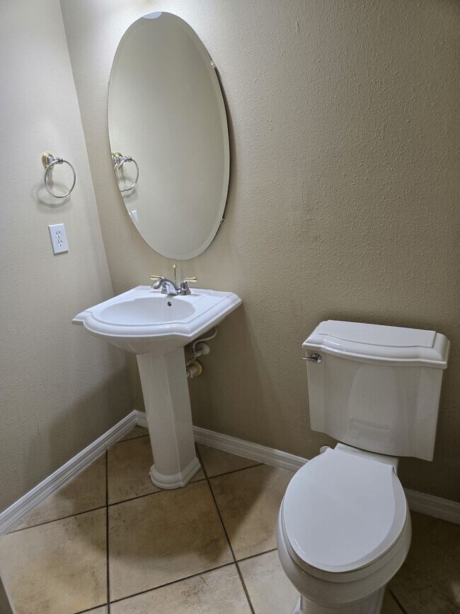 Building Photo - Avalon Park Spacious two story townhome