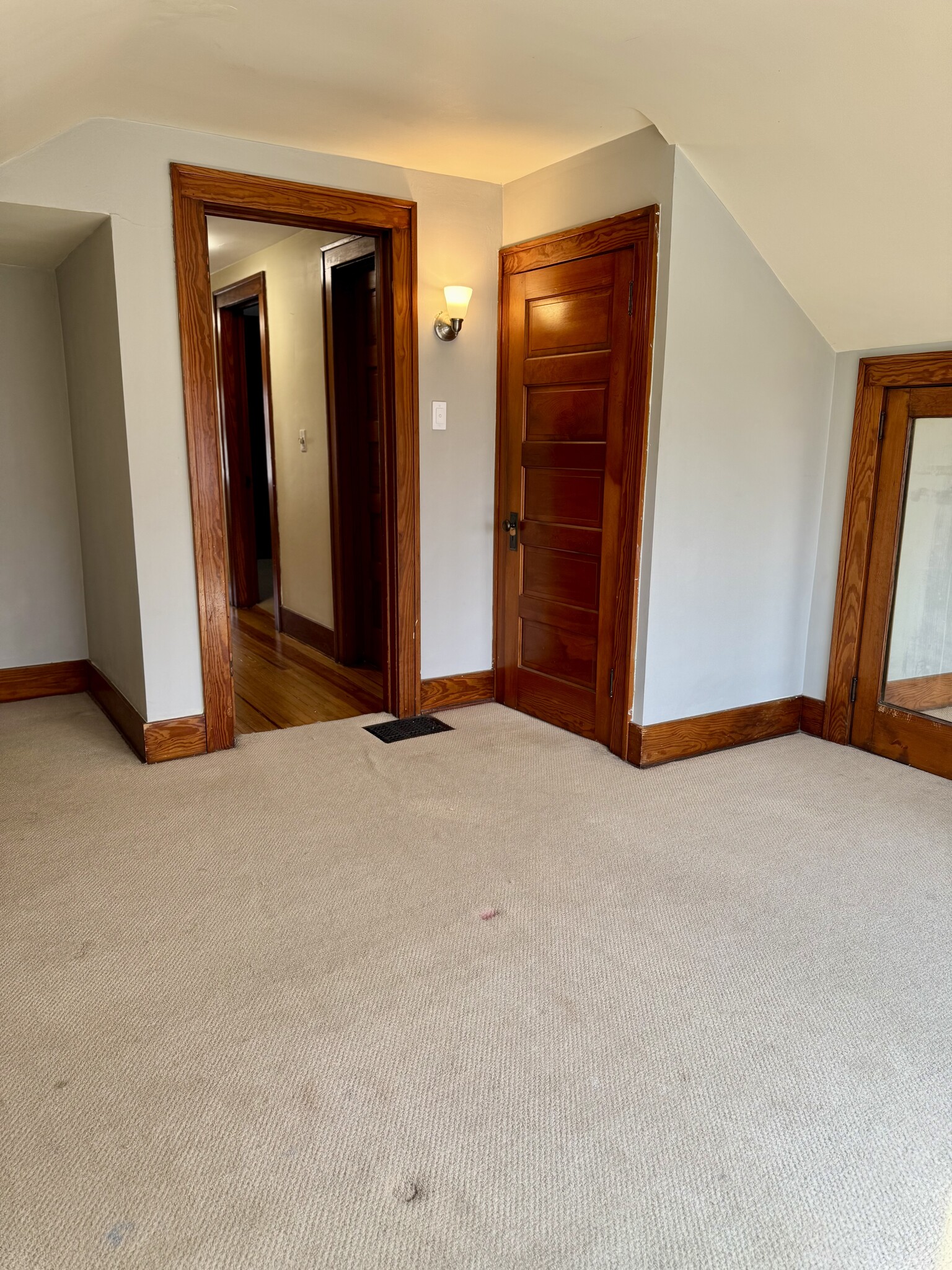 Building Photo - 1022 Grand Ct