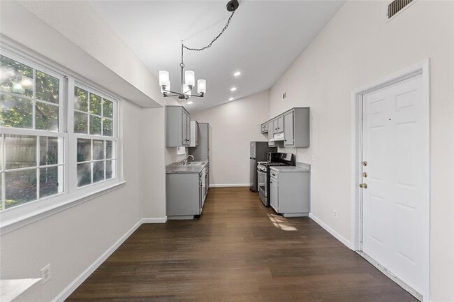 Building Photo - 903 E Logan St