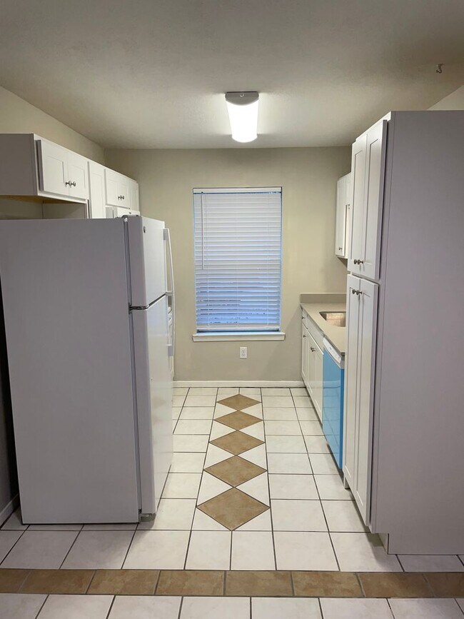 Building Photo - 829 San Saba Dr