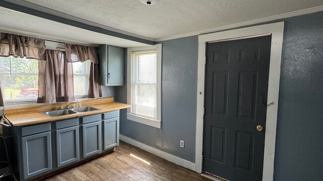 Building Photo - 910 Morris St