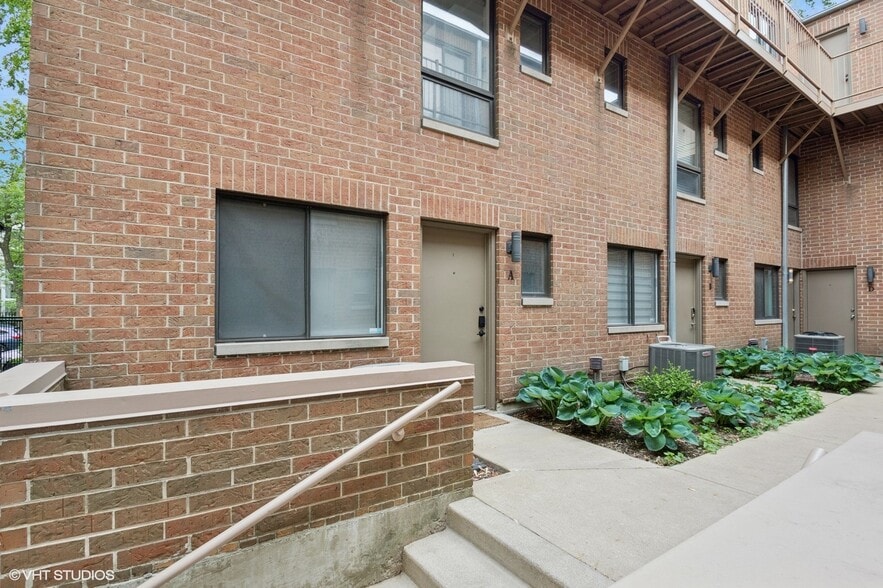 Building Photo - 3759 N Kenmore Ave