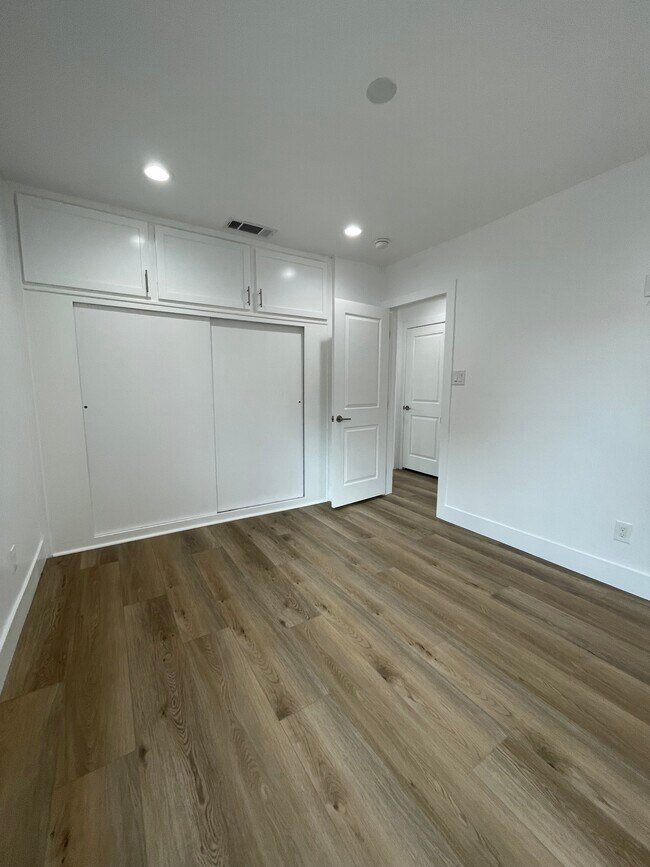 Building Photo - 14402 S Cookacre St