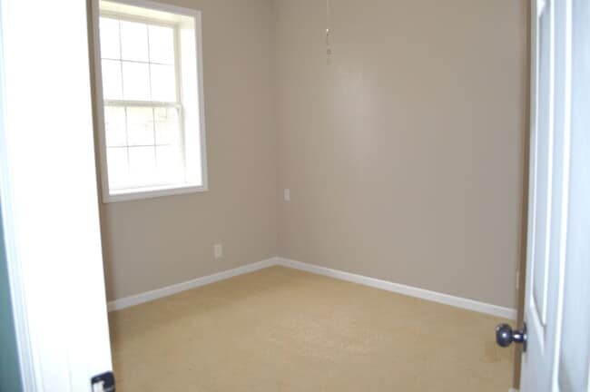 Building Photo - 5 Bedroom 2.5 Bathroom Home
