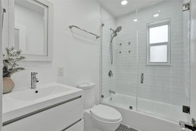 Building Photo - 213 NE 43rd St