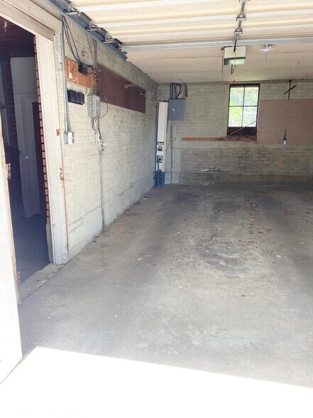 Building Photo - 2115 Browning Ave S