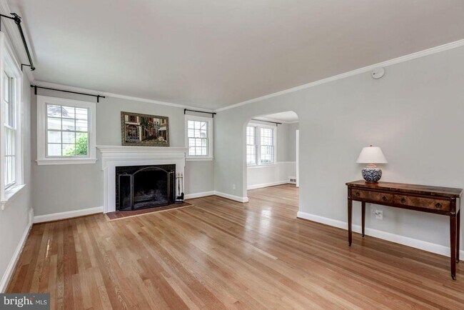 Building Photo - 4811 Drummond Ave