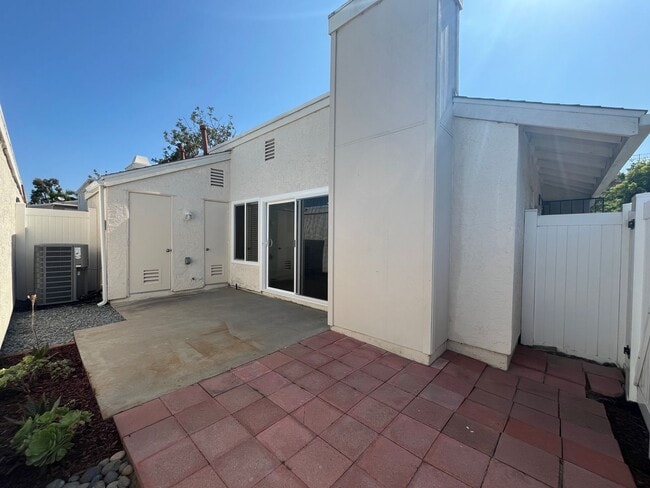 Building Photo - Upgraded, 2BD/2BA in Park Place: 1 Car Gar...