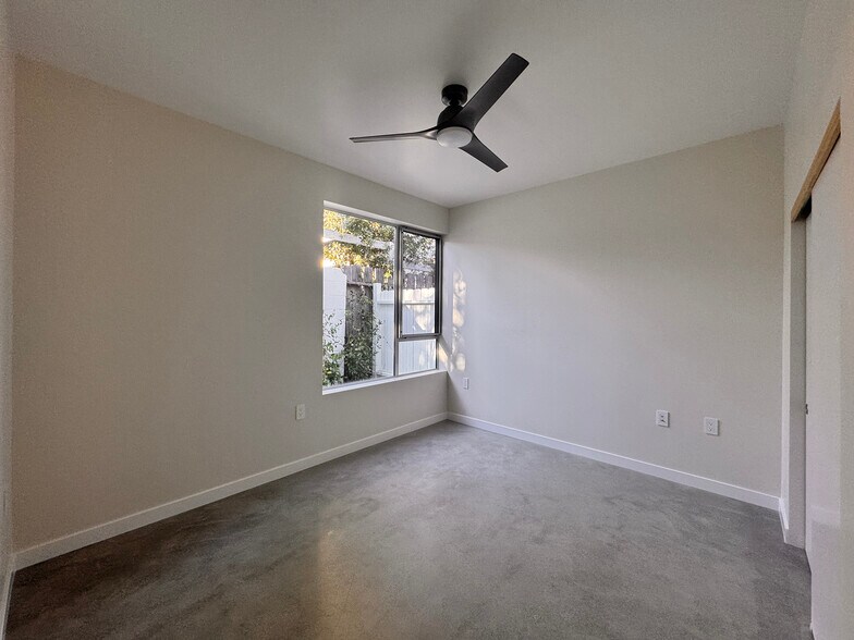 Building Photo - 1210 1/2 Manzanita St