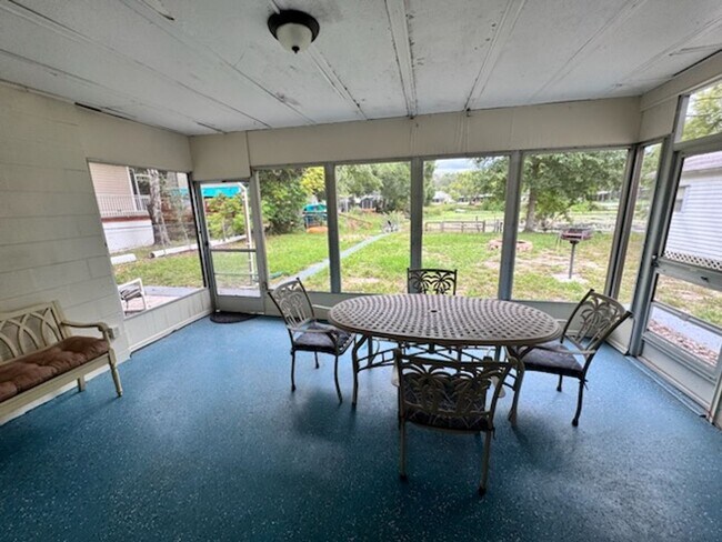 Building Photo - Weeki Wachee Rental on the Water
