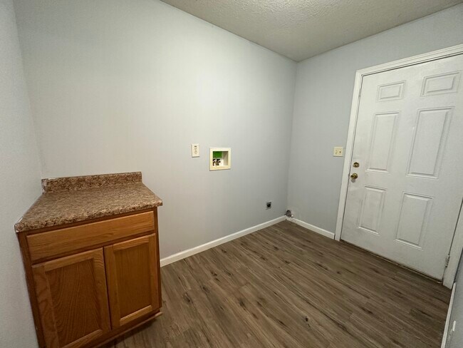 Building Photo - 104 W Davis St