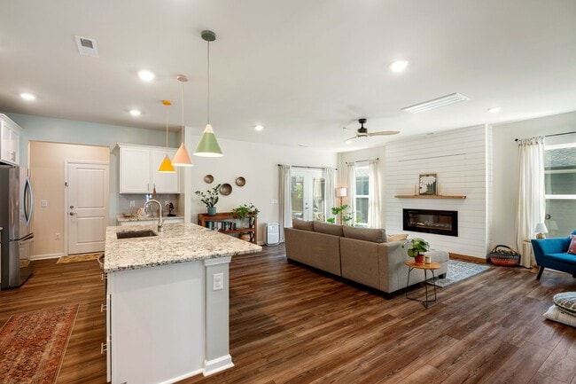 Building Photo - Gorgeous modern craftsman home in South Raleigh!