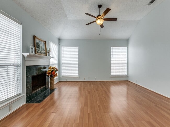 Building Photo - 4801 Holly Berry Dr