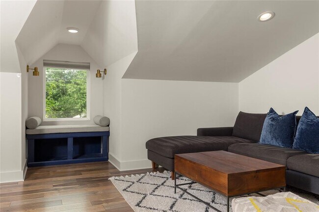 Building Photo - 1129 Henninger St