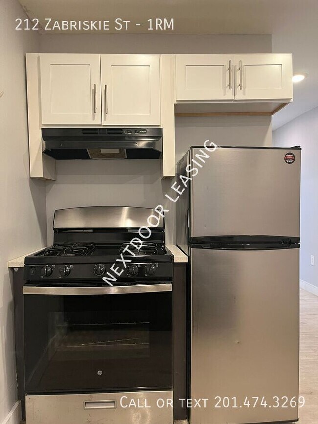 Building Photo - 212 Zabriskie St