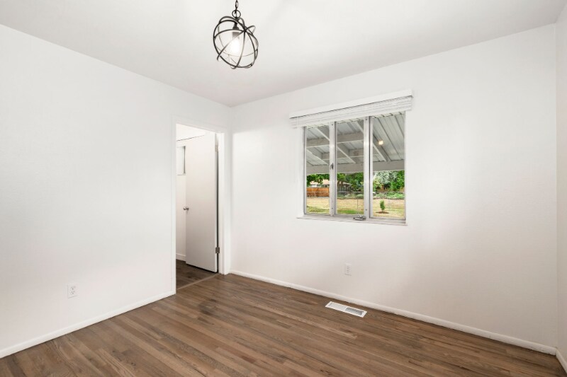 Building Photo - 1007 Redwood Dr