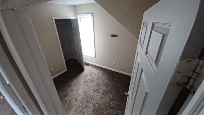 Building Photo - Spacious 4 Bedroom 2 bath house located ne...
