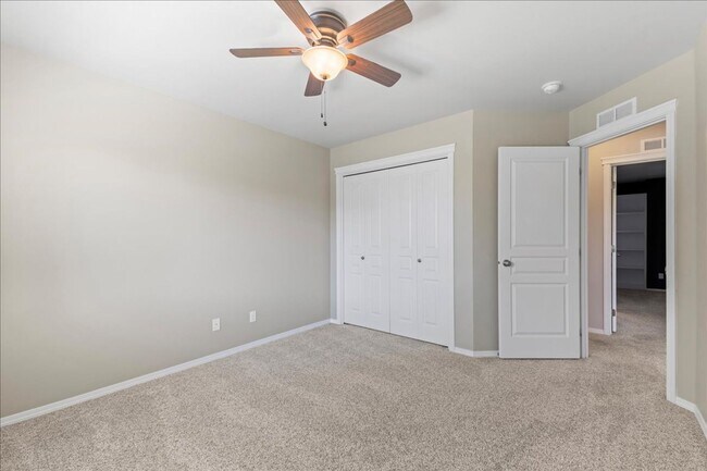 Building Photo - Centrally Located 3 Bedroom 2.5 Bathroom Home