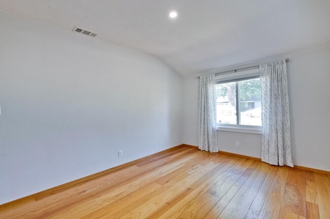 Building Photo - Beautiful 4 bedroom, 3 bath in desirable C...