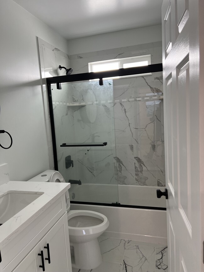 Building Photo - 951 N Oxford Ave