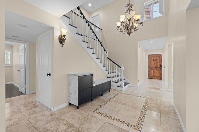 Building Photo - 5 Bedroom 5.5 Bathroom Pool Home in Encino