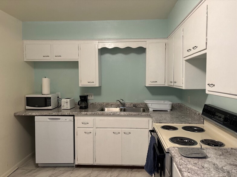 Building Photo - 1902 W Broadway