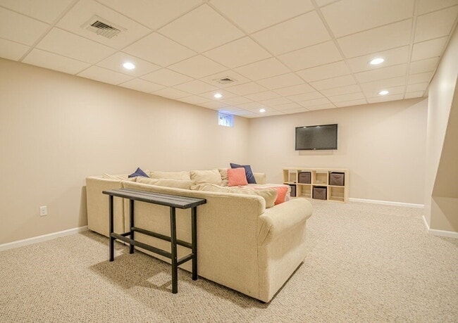 Building Photo - Spacious 3BR End-Unit Townhome with Finished Basement & Tandem Parking