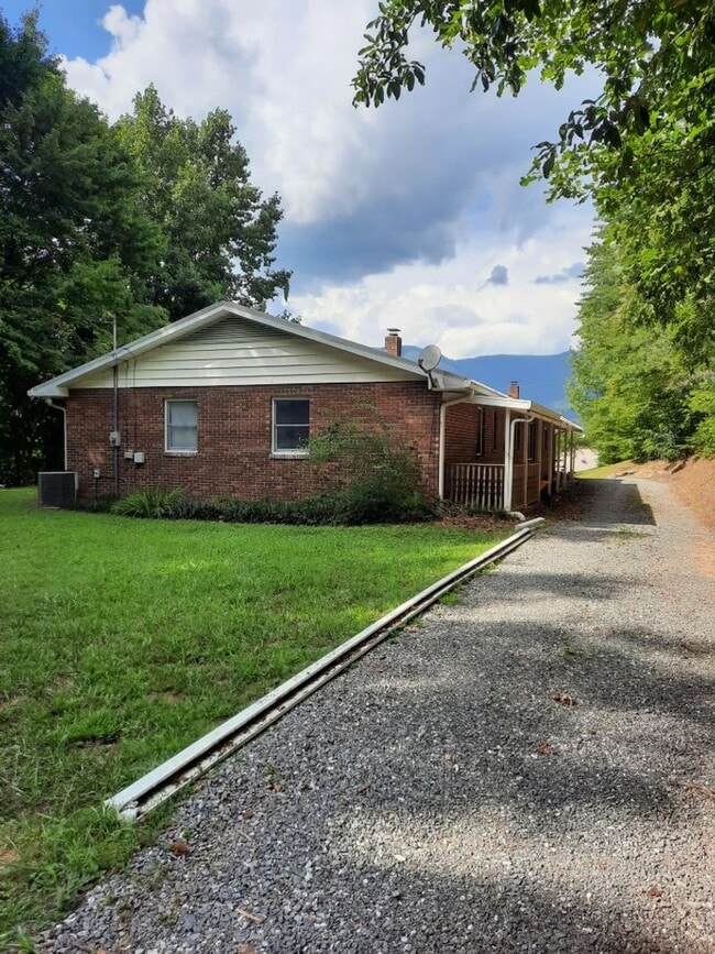 Building Photo - $1,780 - 3 Bedroom 1.5 Bathroom Unfurnishe...